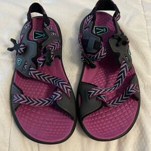 Keen womens sandals size 8. Used twice.